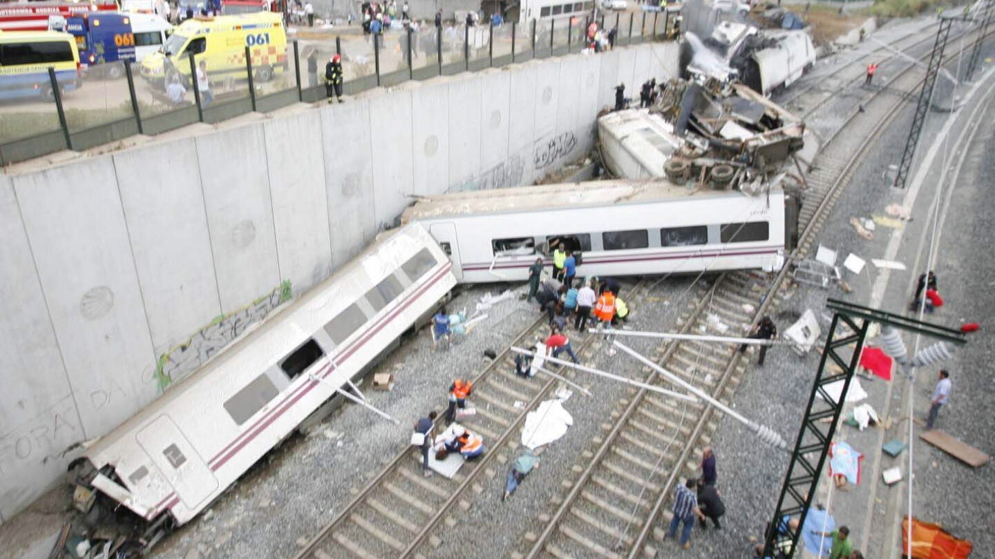 El tren que ha descarrilado en una curva cerca de la estaci&oacute;n de Santiago.