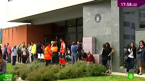 Familiares en el edificio Cersia