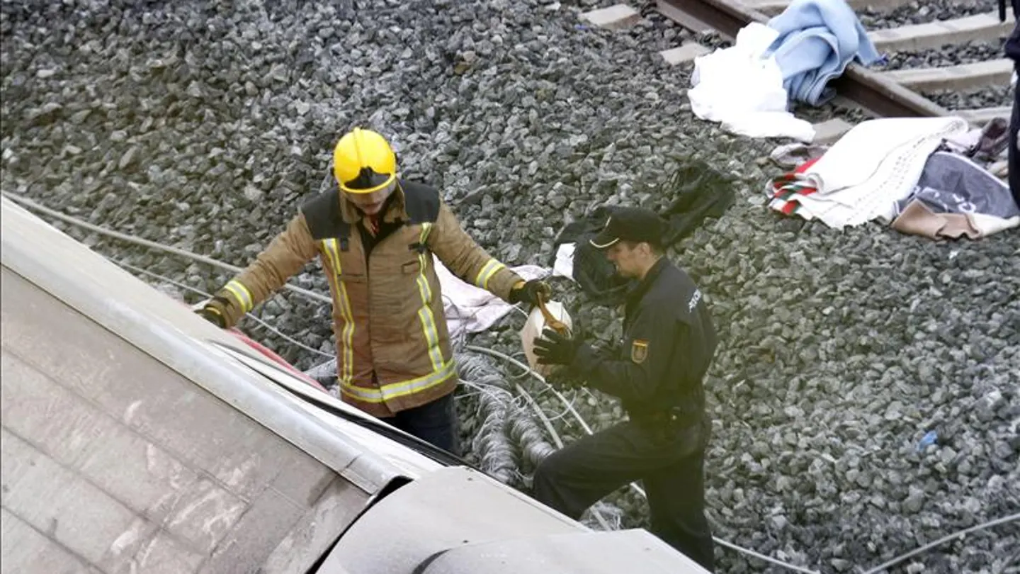 Los servicios de emergencia trabajan junto a las vías tras el accidente del tren Alvia Los servicios de emergencia trabajan junto a las vías tras el accidente del tren Alvia