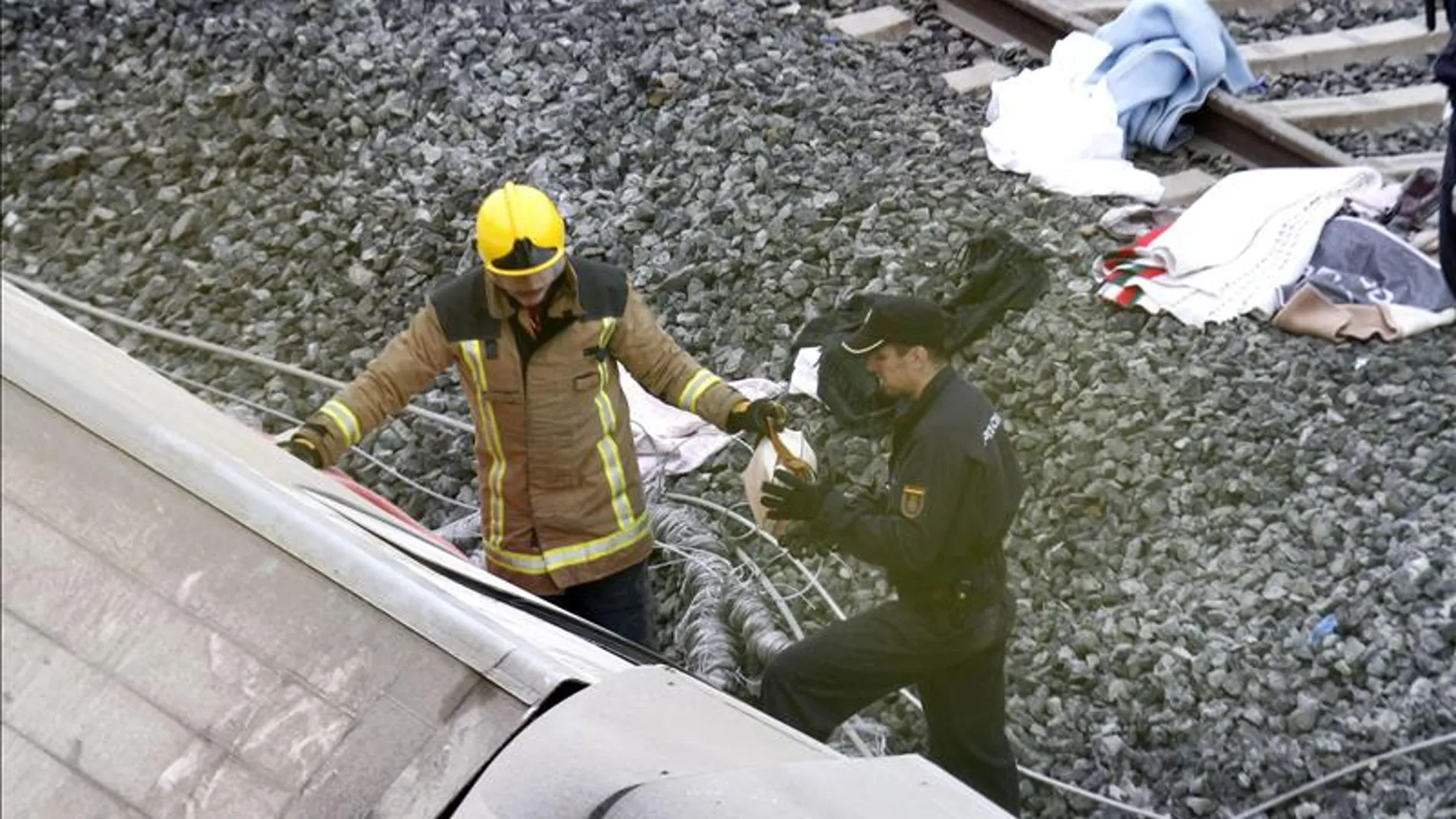Los servicios de emergencia trabajan junto a las vías tras el accidente del tren Alvia