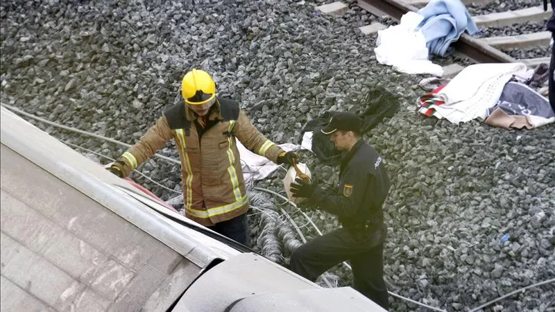 Los servicios de emergencia trabajan junto a las vías tras el accidente del tren Alvia