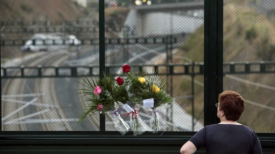 Flores en recuerdo de las víctimas en un puente próximo al lugar del accidente. Flores en recuerdo de las víctimas en un puente próximo al lugar del accidente.