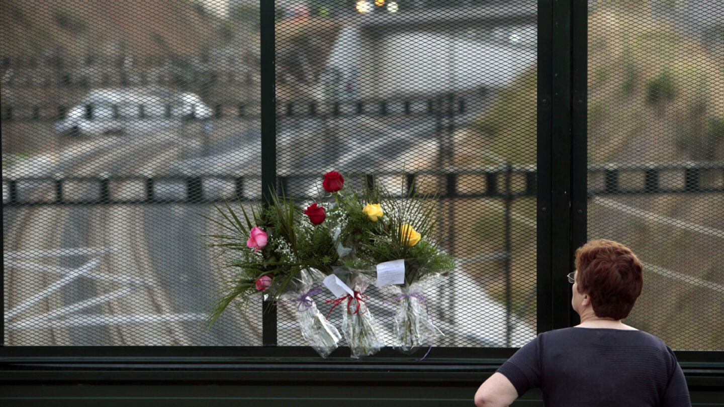 Flores en recuerdo de las v&iacute;ctimas en un puente pr&oacute;ximo al lugar del accidente.