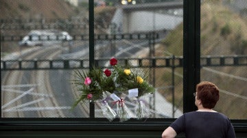 Flores en recuerdo de las víctimas en un puente próximo al lugar del accidente.