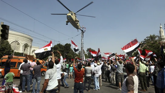 Un helicóptero del ejército sobrevolando una concentración de los opositores a Morsi Un helicóptero del ejército sobrevolando una concentración de los opositores a Morsi