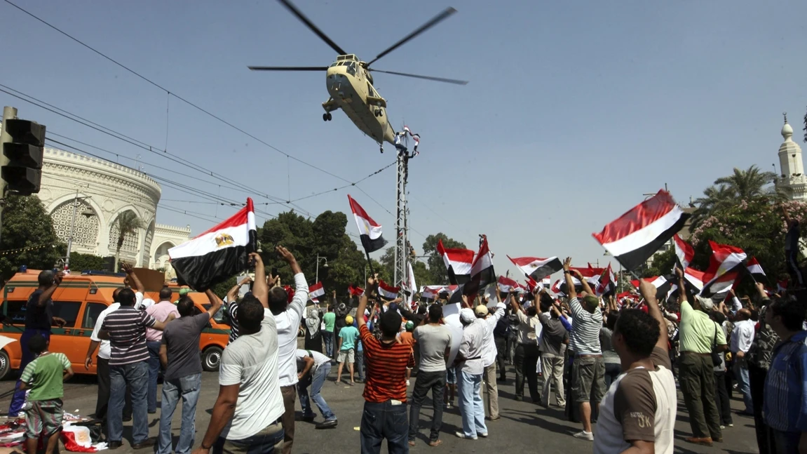Un helicóptero del ejército sobrevolando una concentración de los opositores a Morsi Un helicóptero del ejército sobrevolando una concentración de los opositores a Morsi