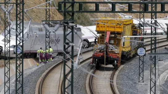 Labores de inspección de la locomotora del tren Alvia que descarriló en Santiago. Labores de inspección de la locomotora del tren Alvia que descarriló en Santiago.