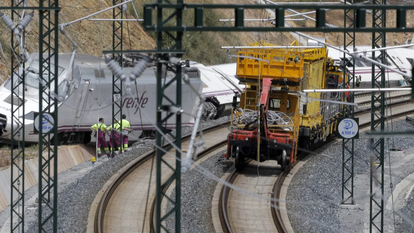 Labores de inspección de la locomotora del tren Alvia que descarriló en Santiago. Labores de inspección de la locomotora del tren Alvia que descarriló en Santiago.