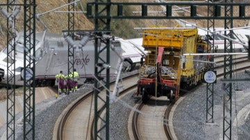 Labores de inspección de la locomotora del tren Alvia que descarriló en Santiago.