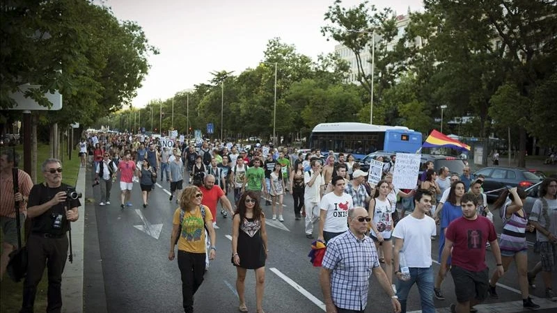 Alrededor de 500 personas convocadas por las redes sociales se manifiestan en Madrid.