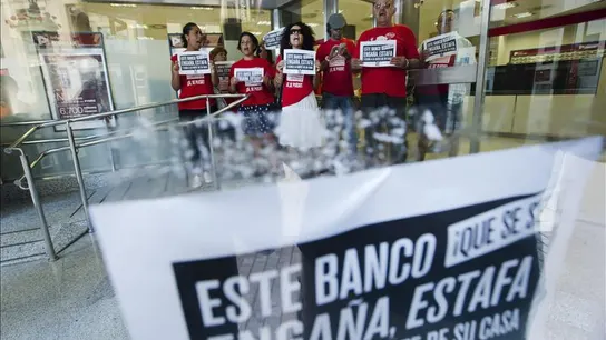 Miembros de la PAH en una sucursal bancaria Miembros de la PAH en una sucursal bancaria