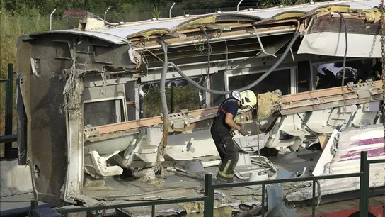 Un bombero trabaja en el tren siniestrado Un bombero trabaja en el tren siniestrado