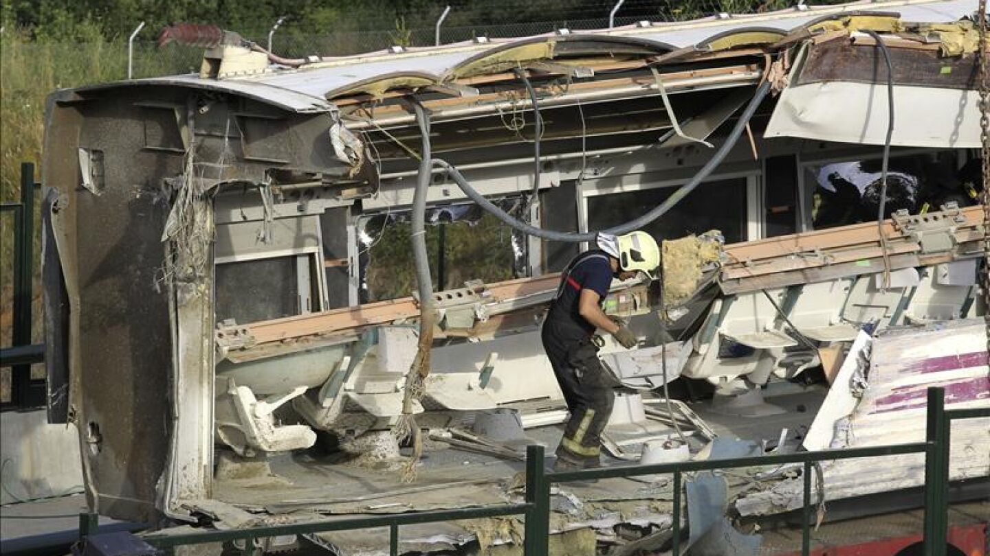 Un bombero trabaja en el tren siniestrado