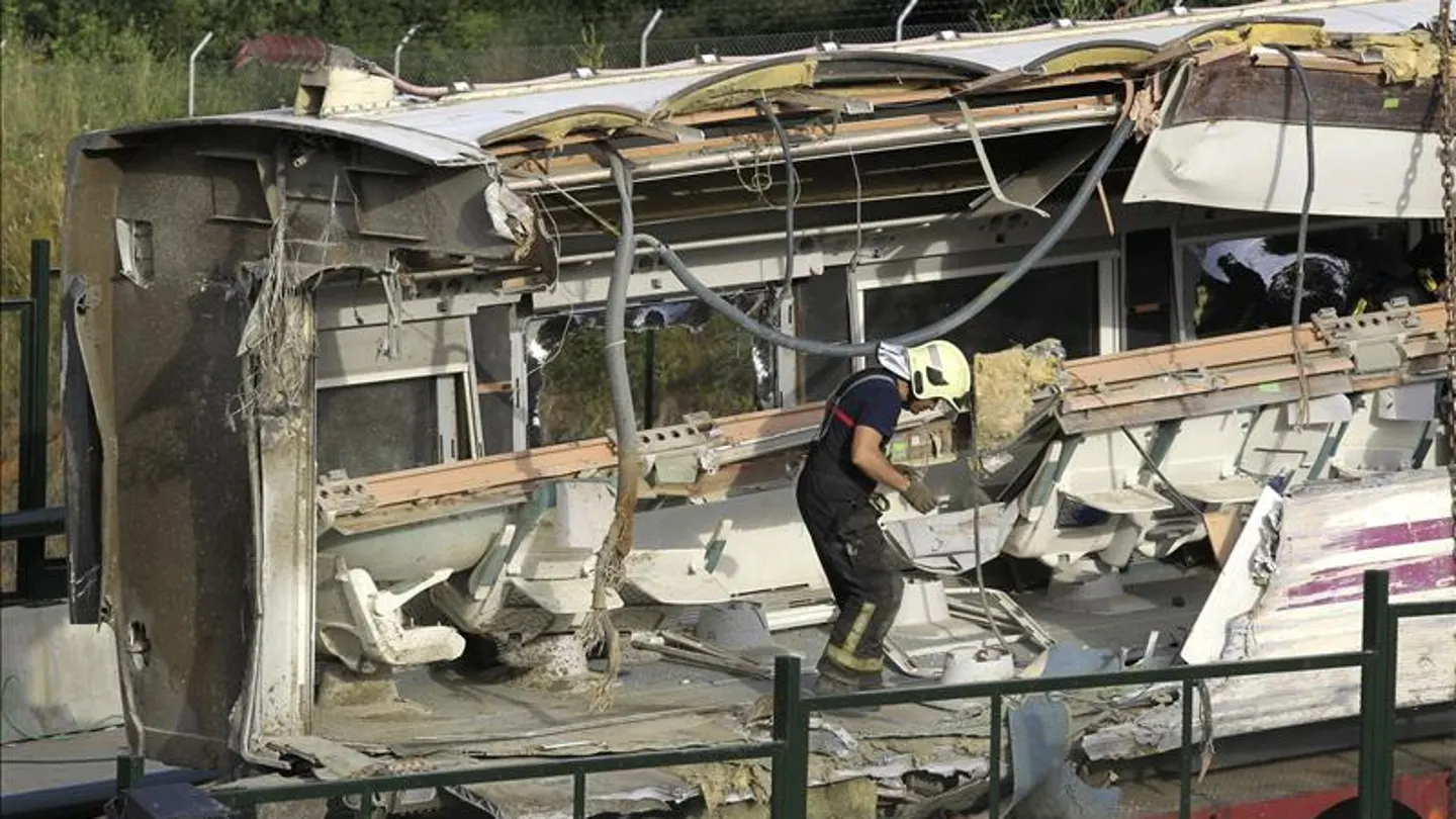 Un bombero trabaja en el tren siniestrado Un bombero trabaja en el tren siniestrado