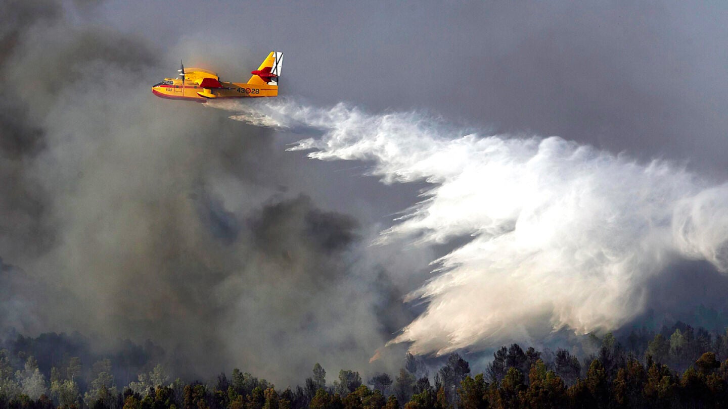 Un hidroavi&oacute;n descarga agua sobre el incendio registrado hace unos a&ntilde;os en el valle de Ayora. 