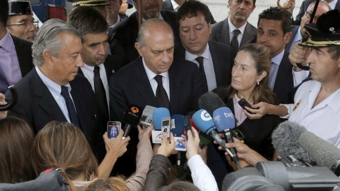 El ministro de Interior, en el lugar del accidente de Santiago