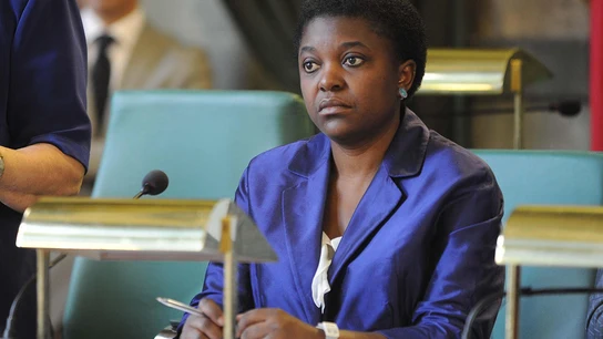 Un grupo de extrema derecha lanza dos plátanos a la ministra de Integración italiana, Cécile Kyenge Un grupo de extrema derecha lanza dos plátanos a la ministra de Integración italiana, Cécile Kyenge