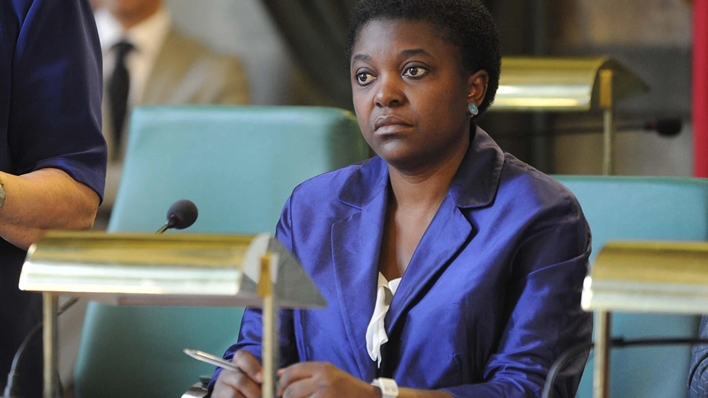 Un grupo de extrema derecha lanza dos plátanos a la ministra de Integración italiana, Cécile Kyenge Un grupo de extrema derecha lanza dos plátanos a la ministra de Integración italiana, Cécile Kyenge