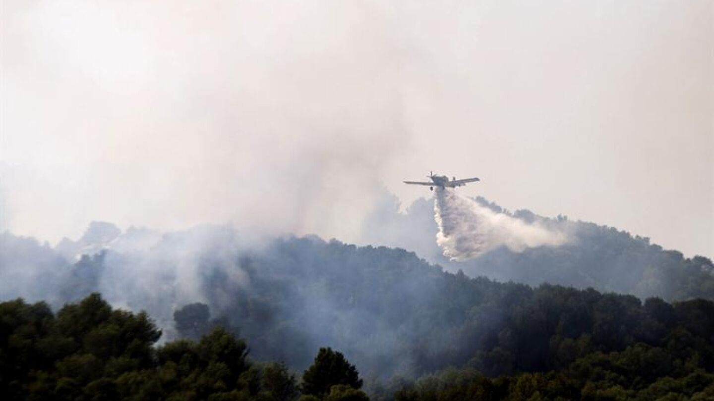 Una avioneta trabaja en la extinci&oacute;n del incendio de Andratx