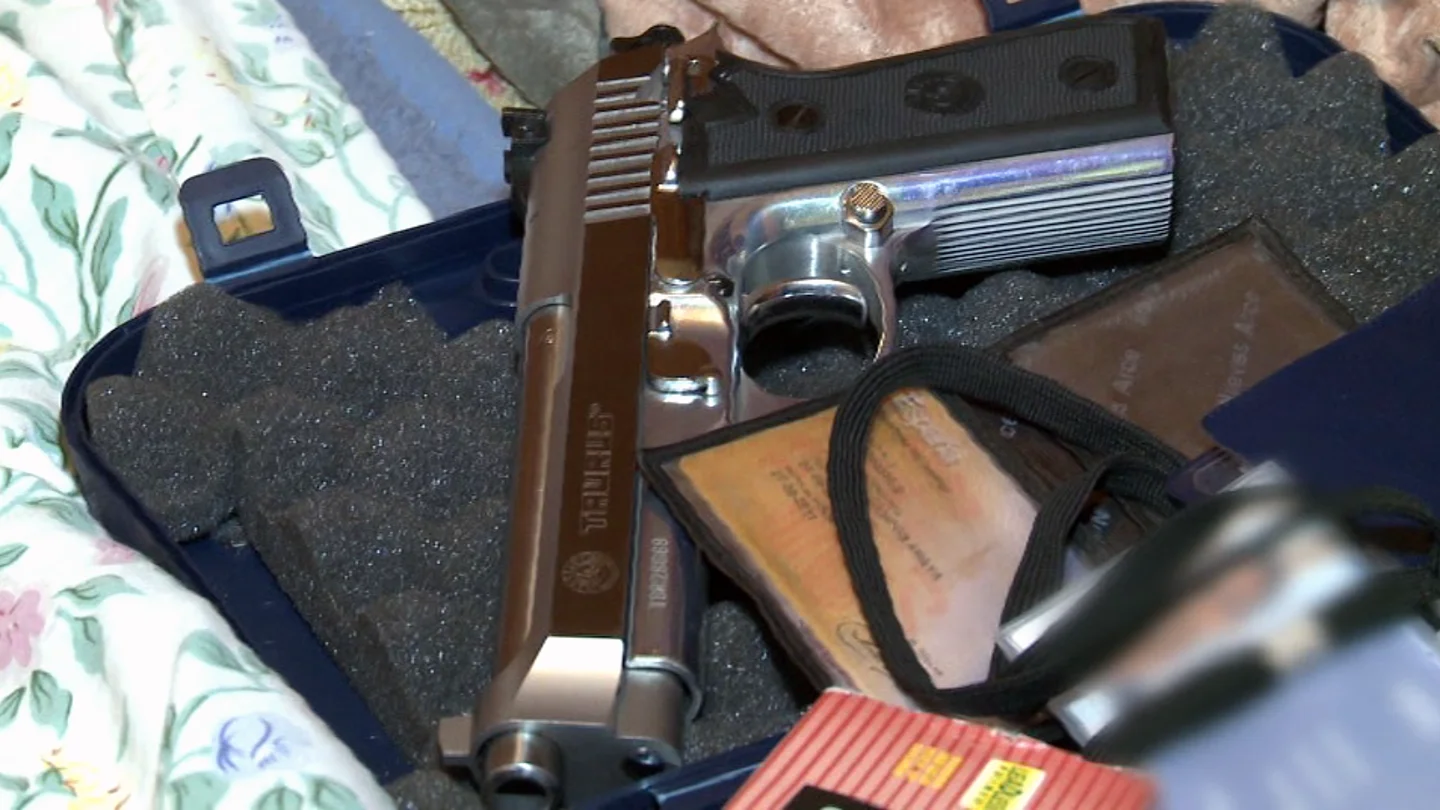 Una de las pistolas requisadas en uno de los clanes Una de las pistolas requisadas en uno de los clanes