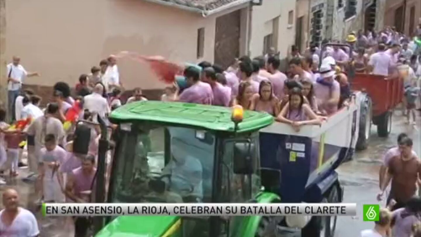 M&aacute;s de 3.000 personas celebran 'la batalla del clarete' en San Asensio