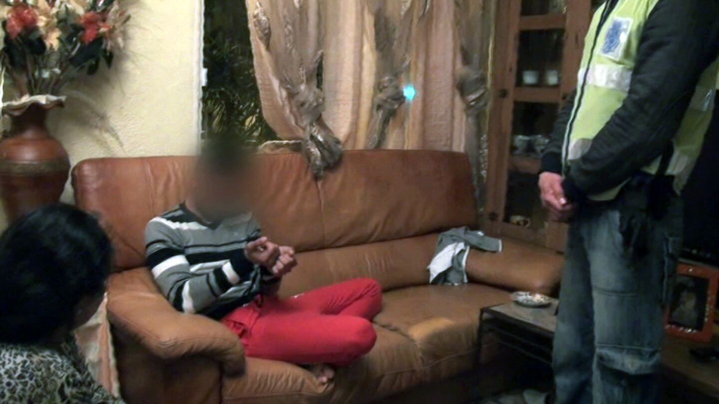 Los agentes arrestan al patriarca de la familia y a su hijo