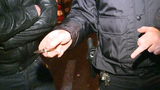 Los agentes requisan una navaja Los agentes requisan una navaja