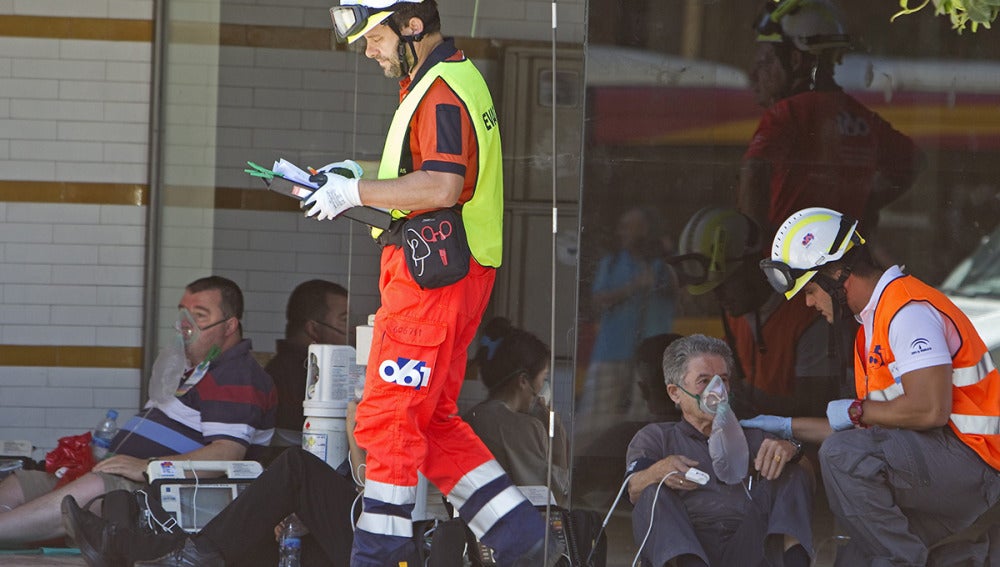 Intoxicados en el incendio del hotel de Sevilla.