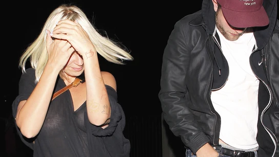 Robert Pattinson pillado junto a la cantante Sia Furler en Los Ángeles Robert Pattinson pillado junto a la cantante Sia Furler en Los Ángeles