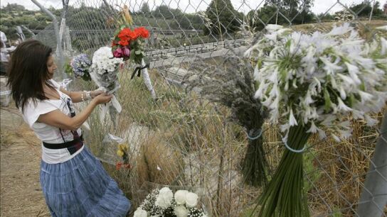 Ramos de flores en las inmediaciones del lugar del accidente