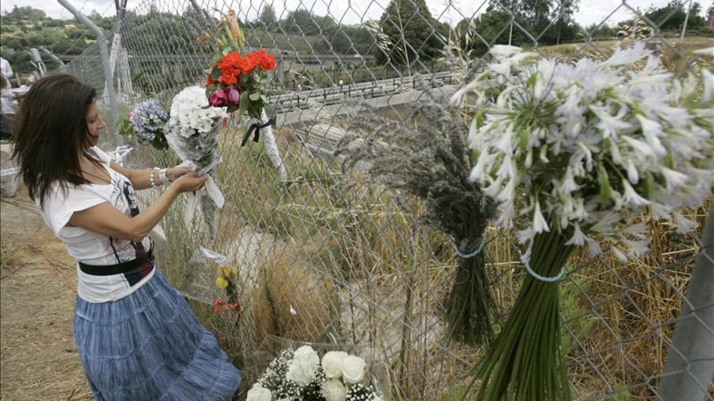 Ramos de flores en las inmediaciones del lugar del accidente