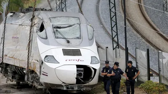 Locomotora siniestrada levantada con una grúa Locomotora siniestrada levantada con una grúa