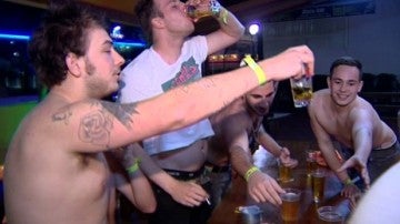Turistas bebiendo en España