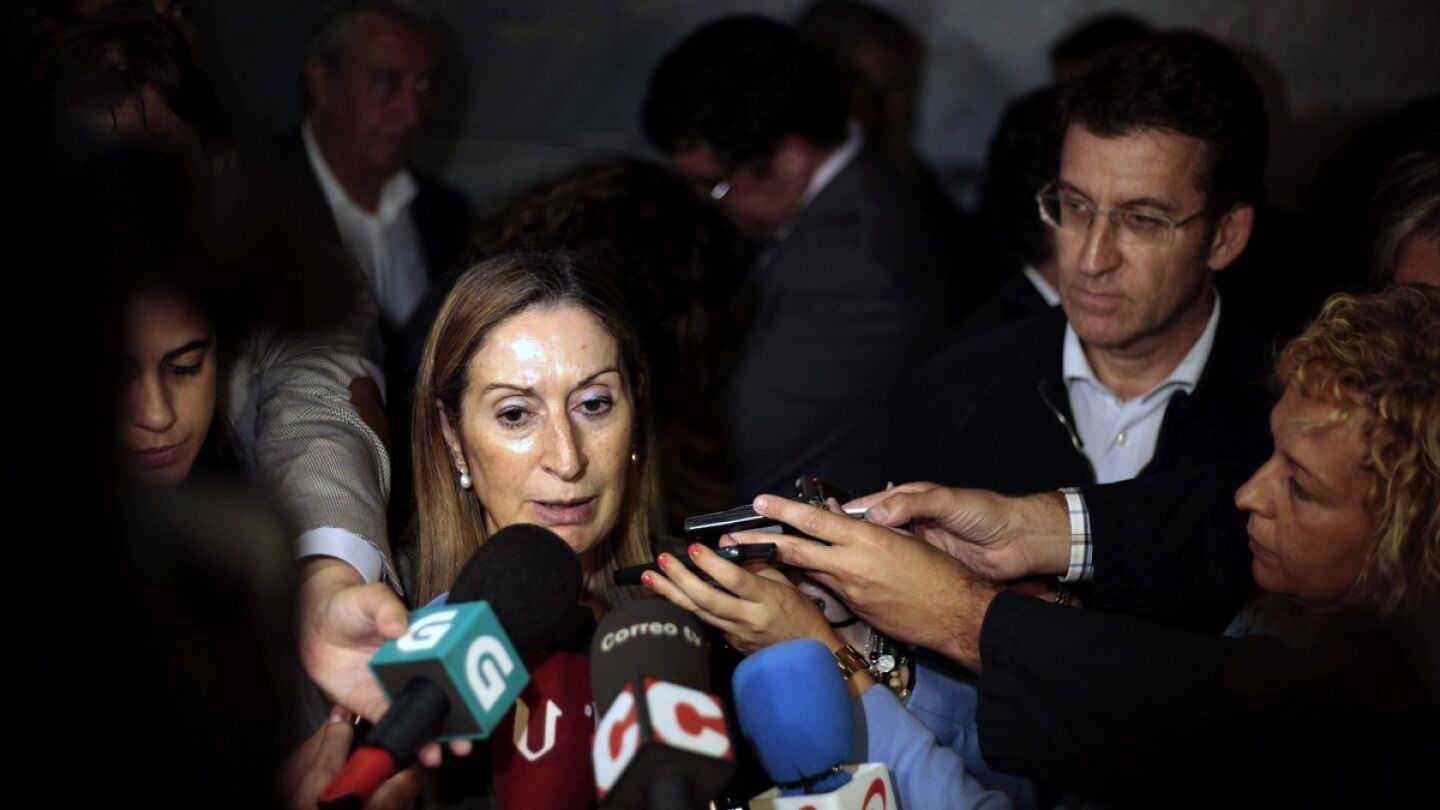 La ministra de Fomento, Ana Pastor tras la visita a los familiares de las v&iacute;ctimas del tren.