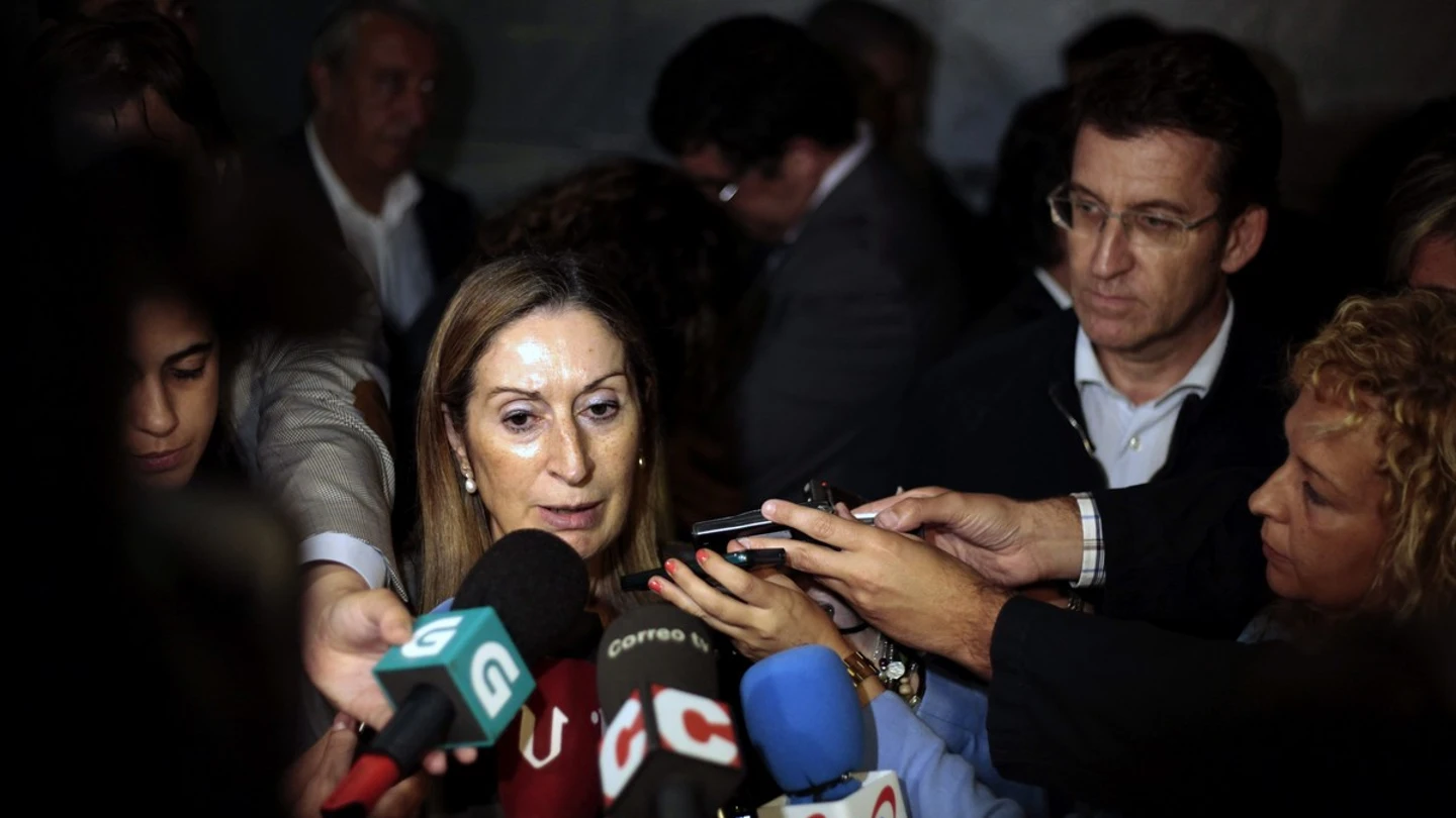 La ministra de Fomento, Ana Pastor tras la visita a los familiares de las víctimas del tren. La ministra de Fomento, Ana Pastor tras la visita a los familiares de las víctimas del tren.