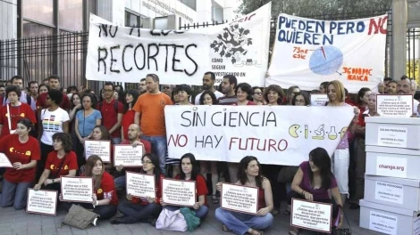 Entrega de firmas frente al Ministerio de Educación por el CSIC Entrega de firmas frente al Ministerio de Educación por el CSIC