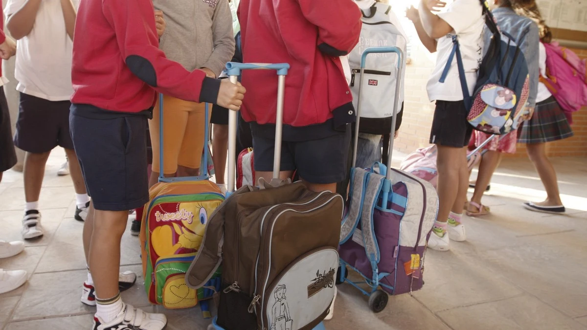 Varios niños en un colegio.