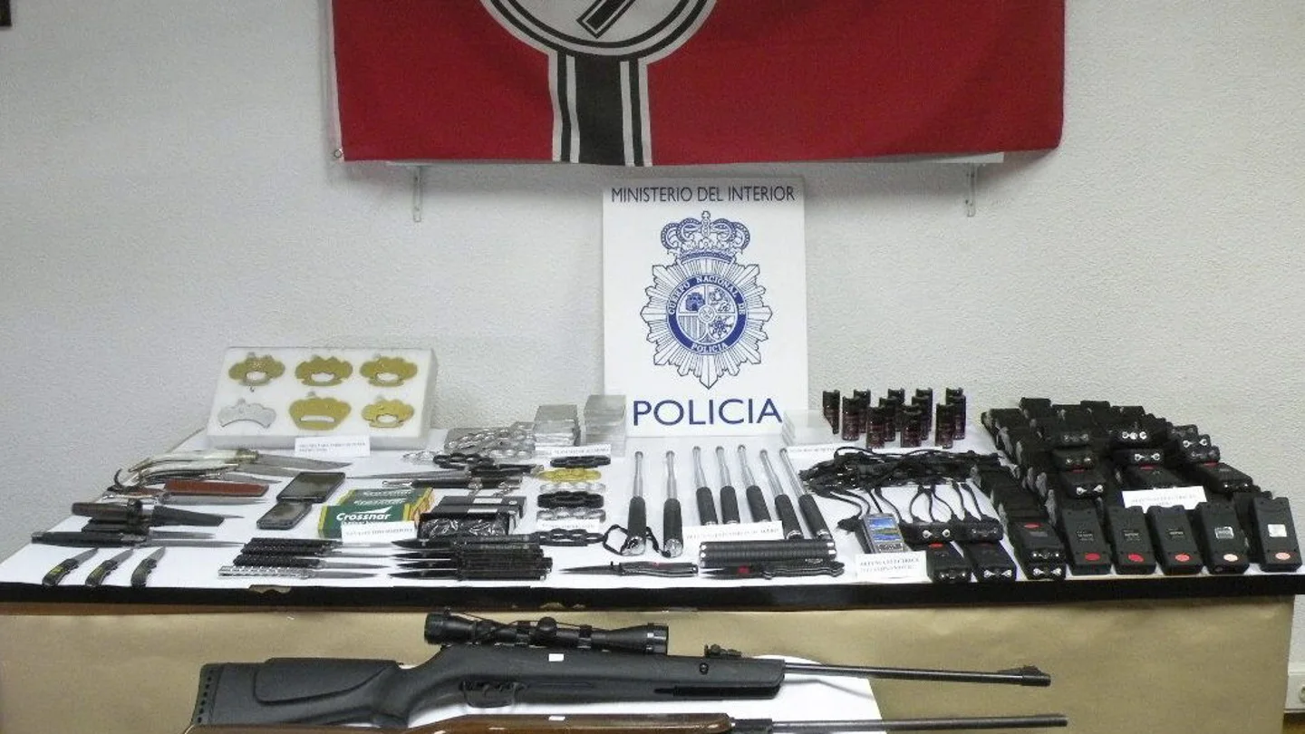 Detenido un menor que vendía armas prohibidas a través de internet Detenido un menor que vendía armas prohibidas a través de internet