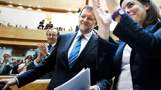 Rajoy recibe los aplausos del grupo popular en el Senado Rajoy recibe los aplausos del grupo popular en el Senado
