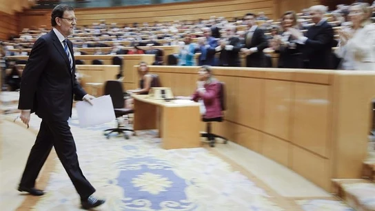 Rajoy se dirige a su asiento en el Senado Rajoy se dirige a su asiento en el Senado