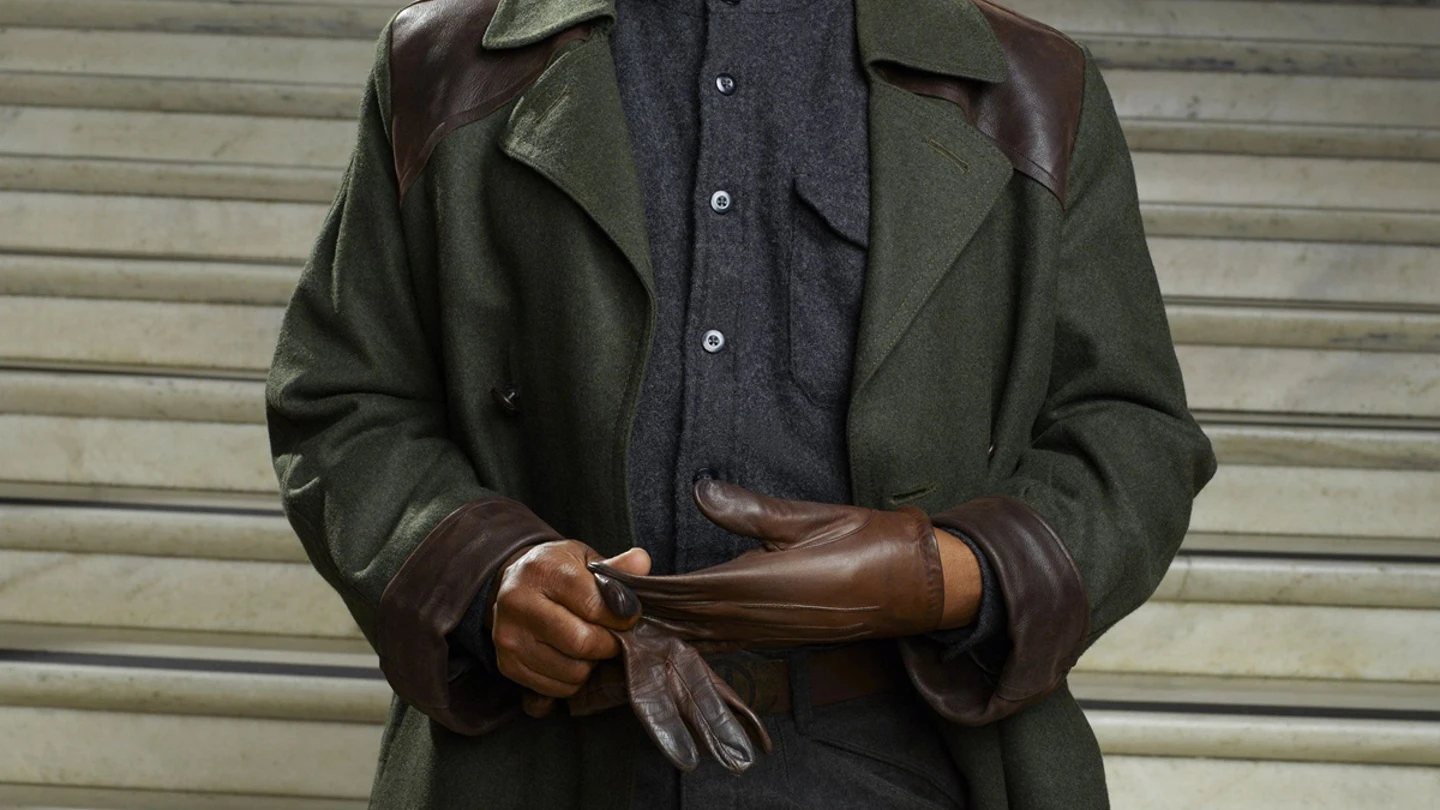 Giancarlo Esposito es Capitán Tom Neville Giancarlo Esposito es Capitán Tom Neville