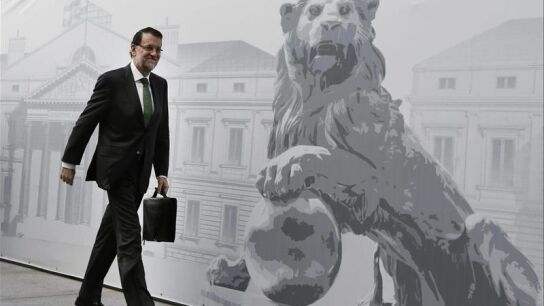 Mariano Rajoy con un le&oacute;n a las puertas del Congreso