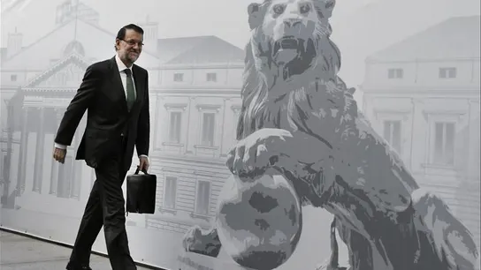 Mariano Rajoy con un león a las puertas del Congreso Mariano Rajoy con un león a las puertas del Congreso