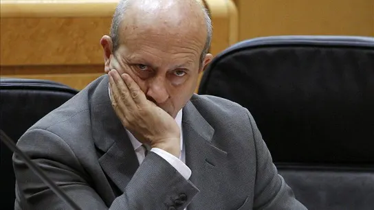 José Ignacio Wert se tapa la boca en el Senado José Ignacio Wert se tapa la boca en el Senado