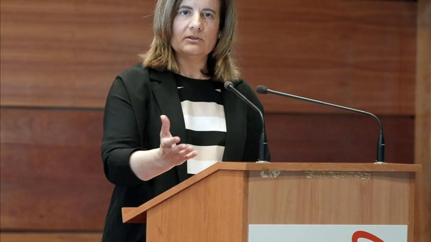 Fátima Báñez se dirige a sus interlocutores Fátima Báñez se dirige a sus interlocutores