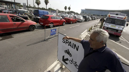 Largas colas en la frontera de Gibraltar Largas colas en la frontera de Gibraltar