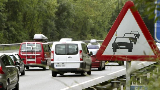 Enorme afluencia de vehículos en las carreteras españolas Enorme afluencia de vehículos en las carreteras españolas