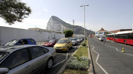 Largas colas para salir de Gibraltar.