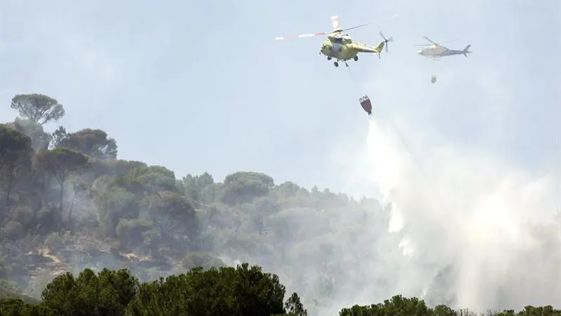 Un miembro de una cuadrilla trabaja en las labores de extinción del incendio