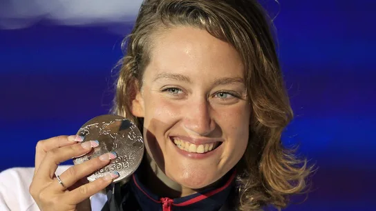 Mireia Belmonte posa con la medalla de plata Mireia Belmonte posa con la medalla de plata